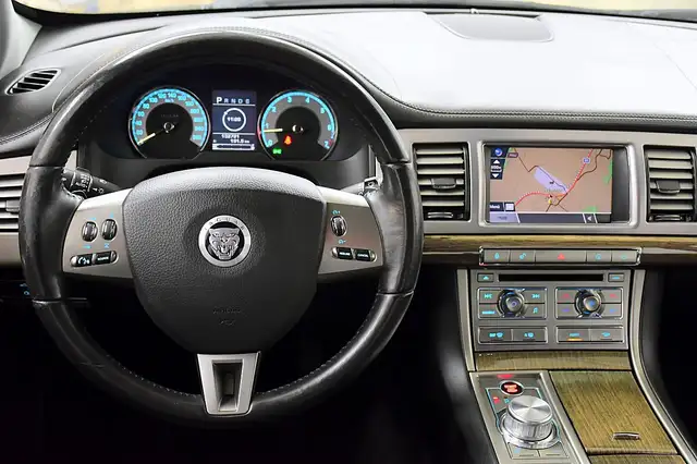 Jaguar XF view 20