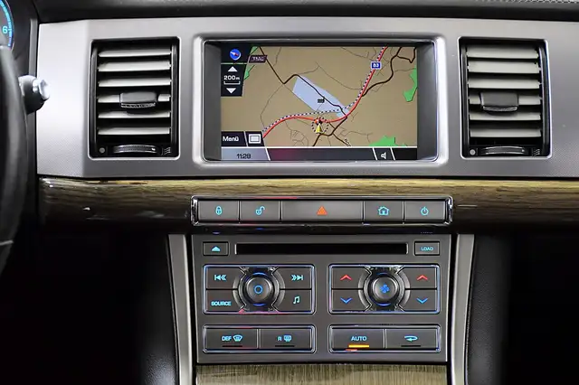 Jaguar XF view 18