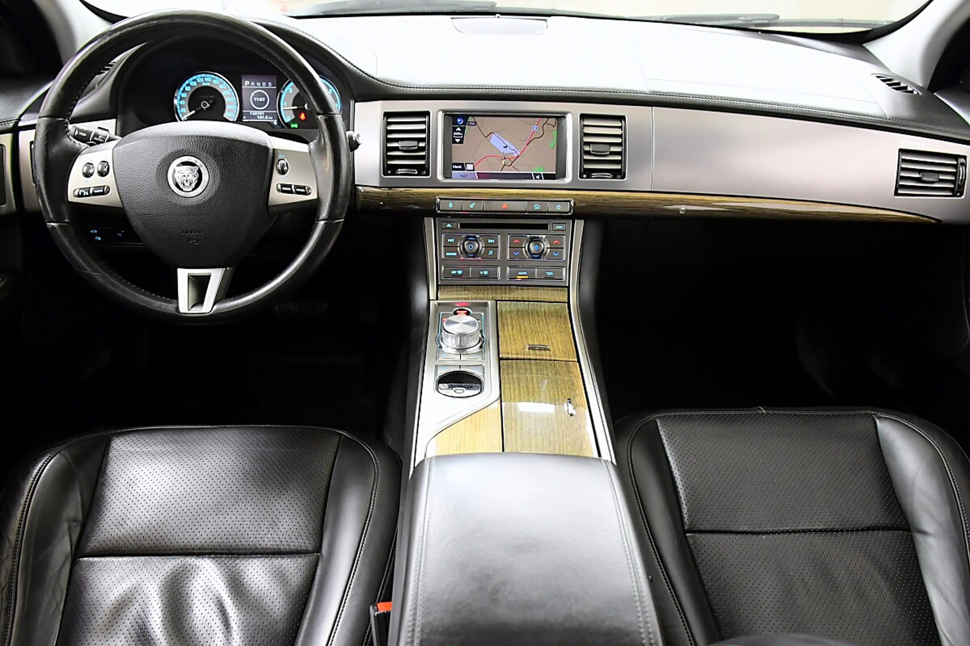Jaguar XF 4,2 SV8 — photo 16
