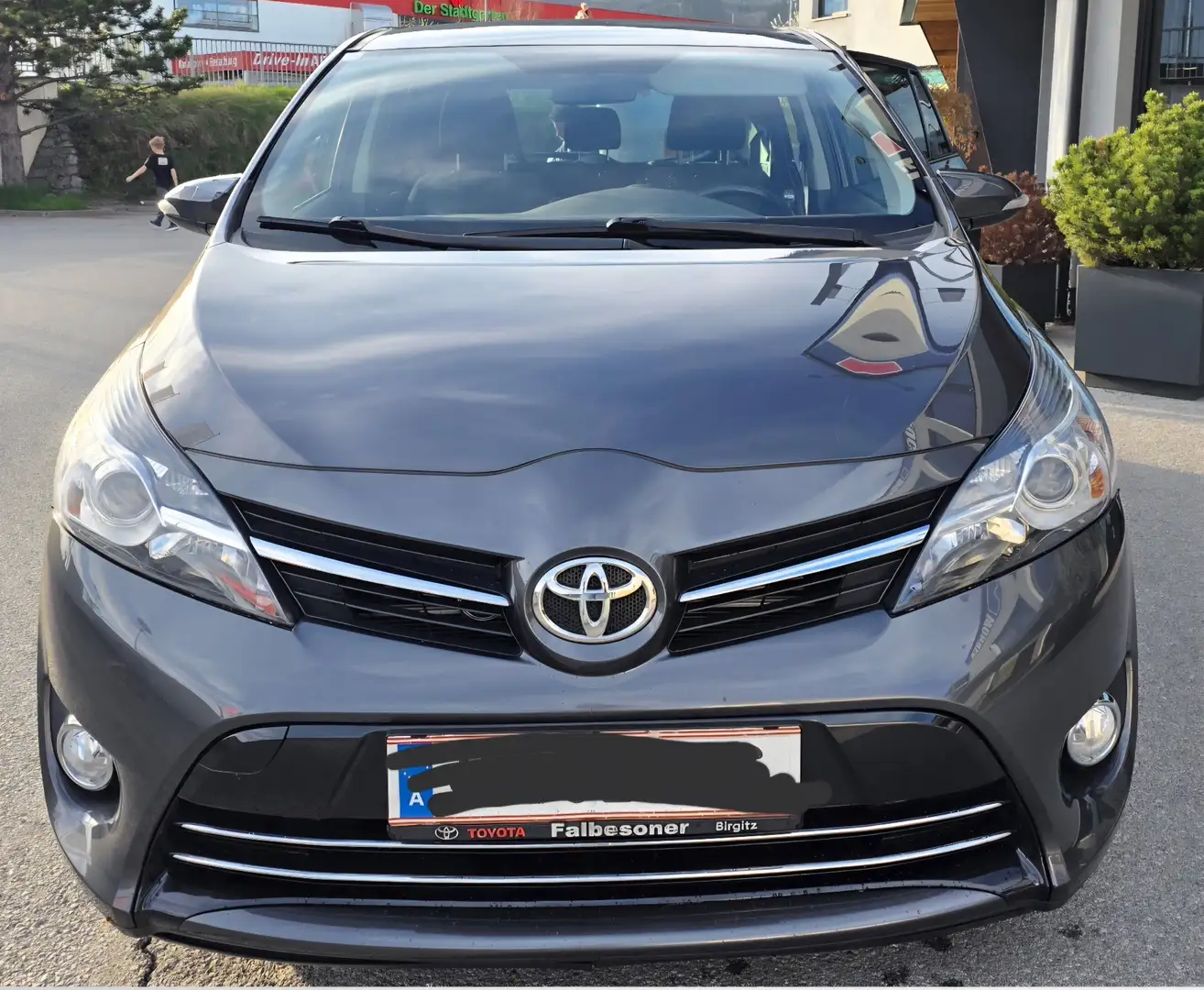 Toyota Verso 1,6 D-4D Active Grau - 2