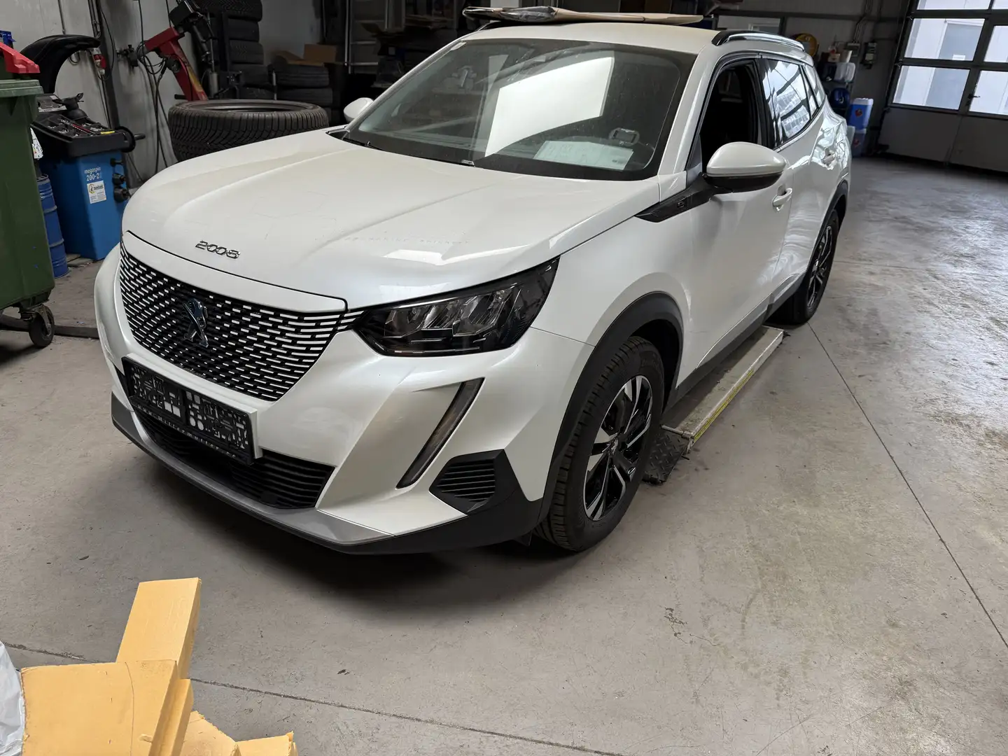 Peugeot 2008 e- Allure Weiß - 1