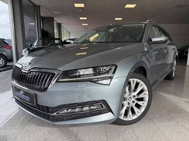 Skoda Superb Combi Style DSG Kamera ACC LED Navi Memor