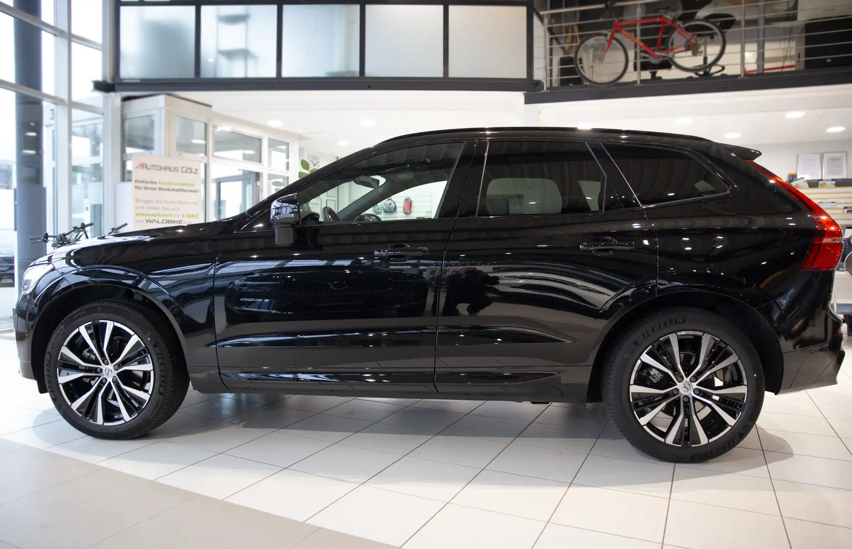 Volvo XC60 B5 Plus Dark AWD Schiebedach*AHK*ACC*360°*SHZ Schwarz - 2