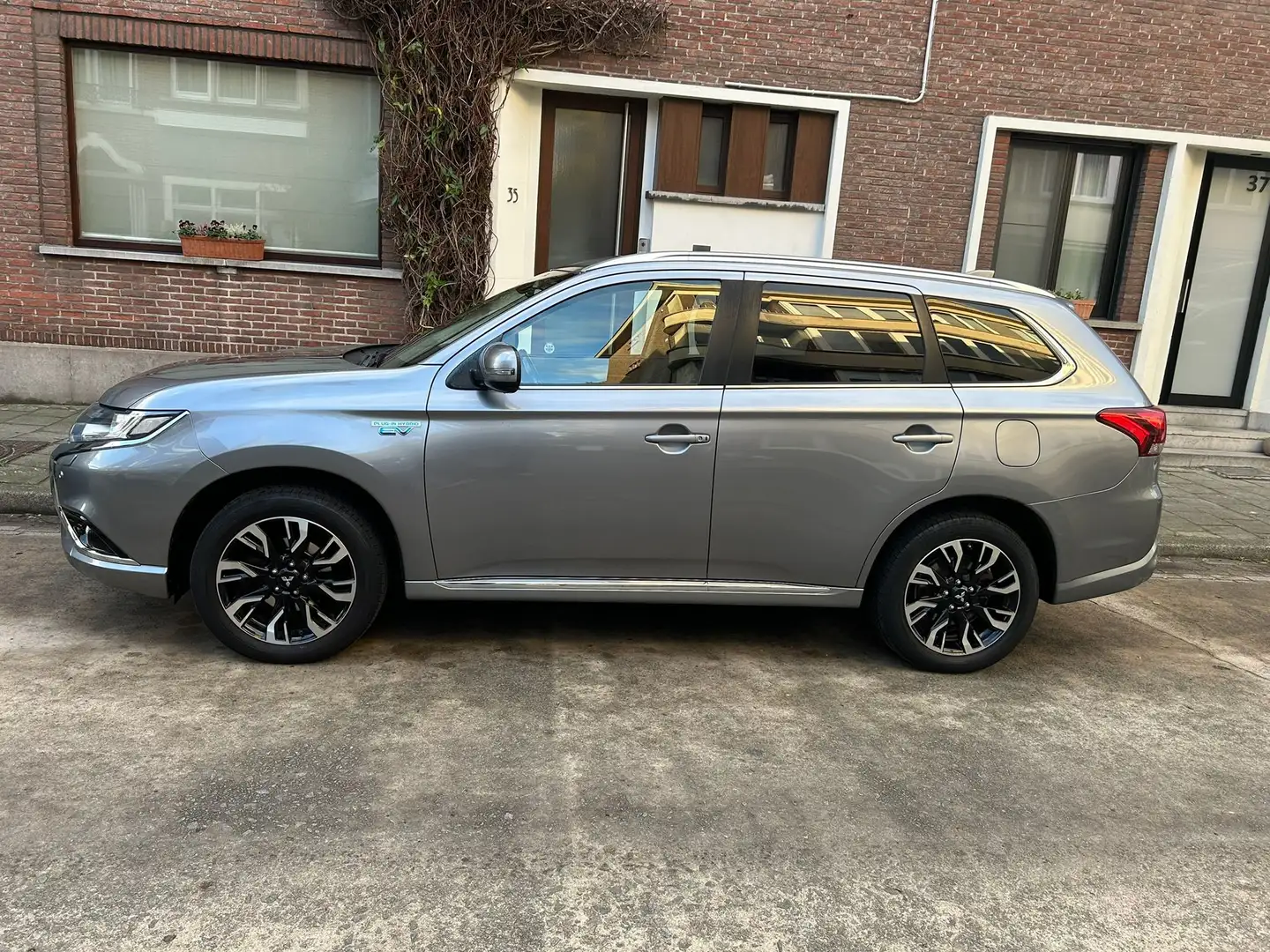 Mitsubishi Outlander Outlander 2.0 4WD Plug-In Hybrid Plus Grijs - 2