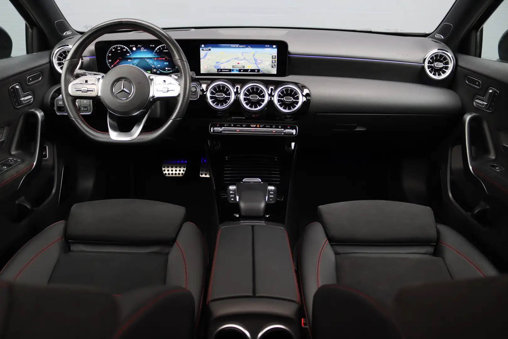 Mercedes-Benz A 250 e AMG Line Aut8 | Distronic+ | Burmester | HUD | P Noir - 2