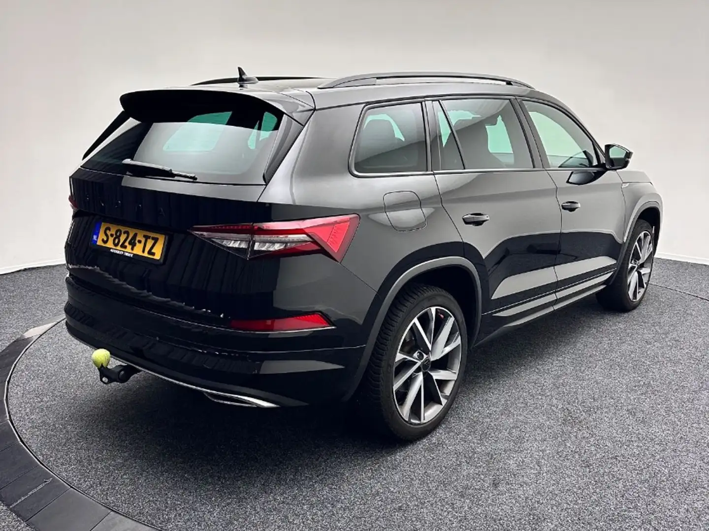 Skoda Kodiaq 1.5 TSI Sportline Business, 7-Persoons, Trekhaak, Zwart - 2