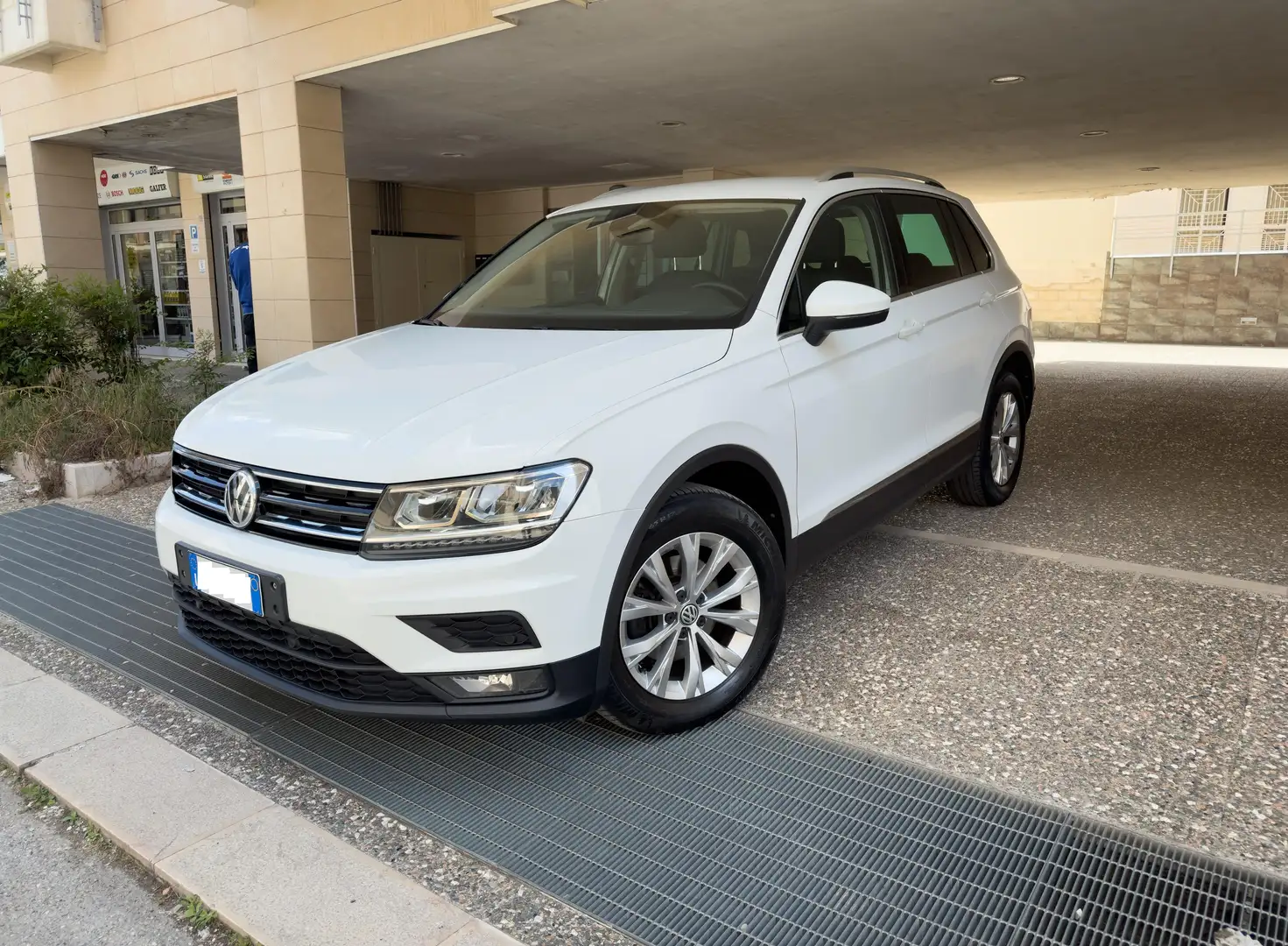 Volkswagen Tiguan Tiguan II 2016 2.0 tdi Business 150cv dsg Weiß - 2