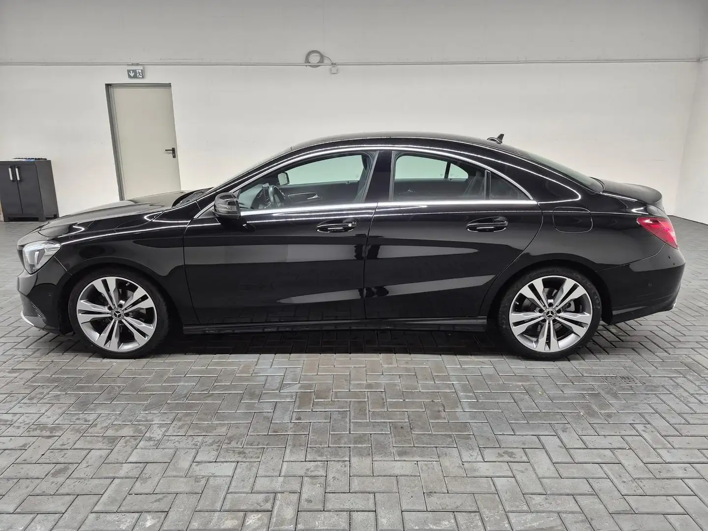 Mercedes-Benz CLA 180 Limousine  LED/Navi/SHZ/18-LM/Tempomat Schwarz - 2