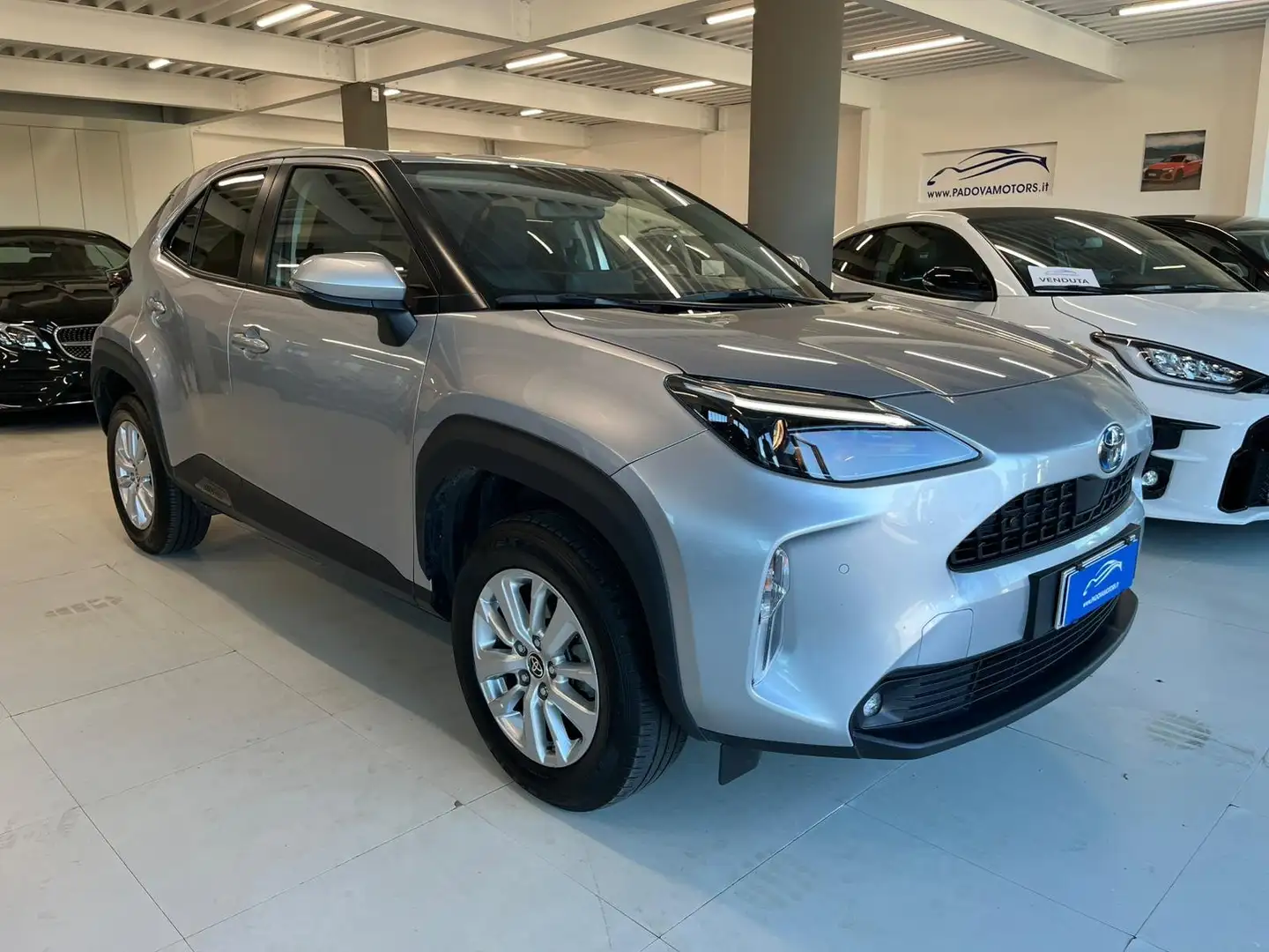 Toyota Yaris Cross 1.5 Hybrid 115cv E-CVT FWD Active Argento - 1