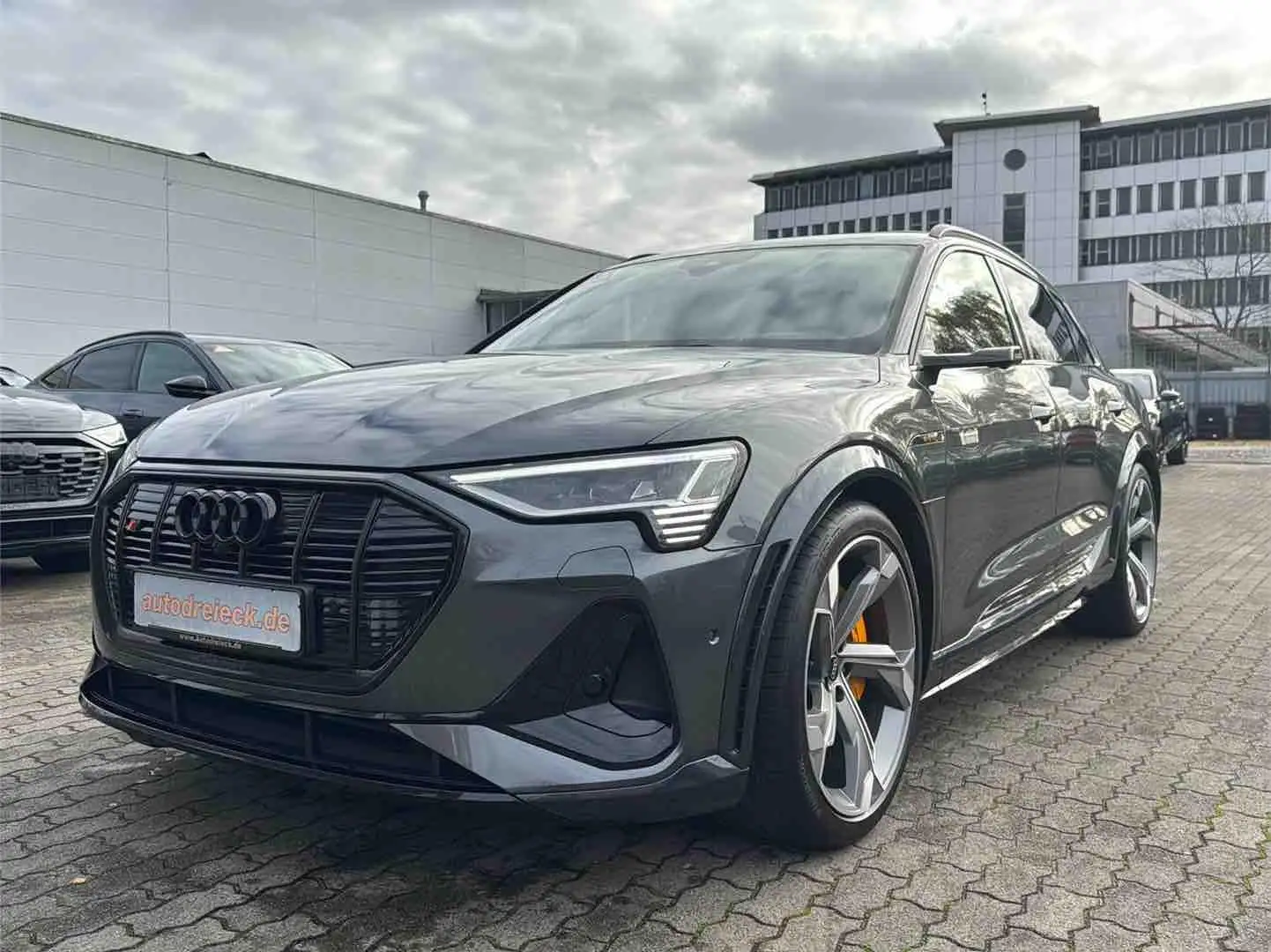 Audi e-tron S ACC HuD PANO S-SITZE DIGI-MATRIX 22Z Gris - 1
