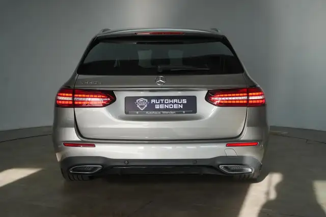 Mercedes-Benz 220 view 6