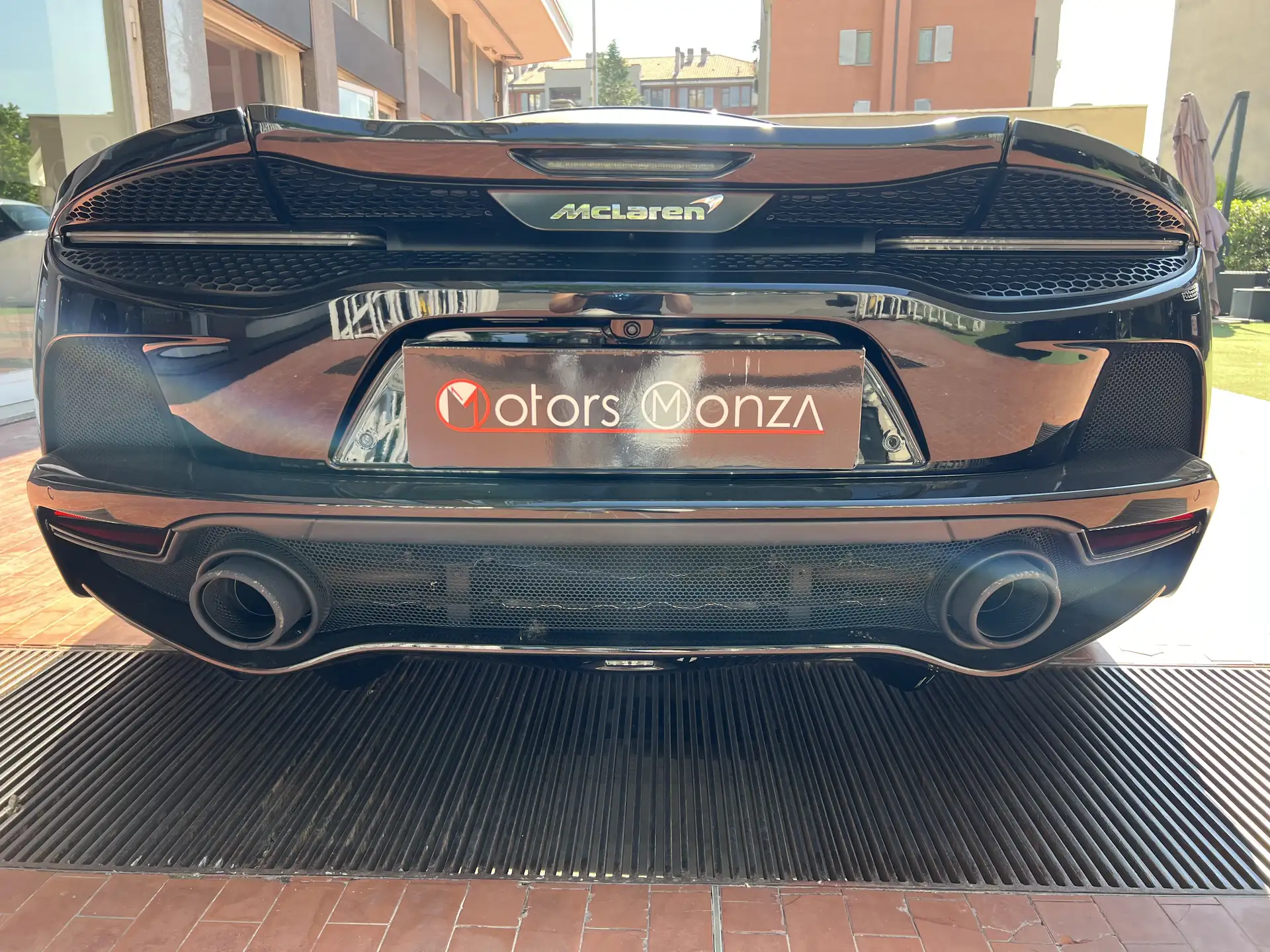 맥라렌 GT 2024 블랙 사진 2