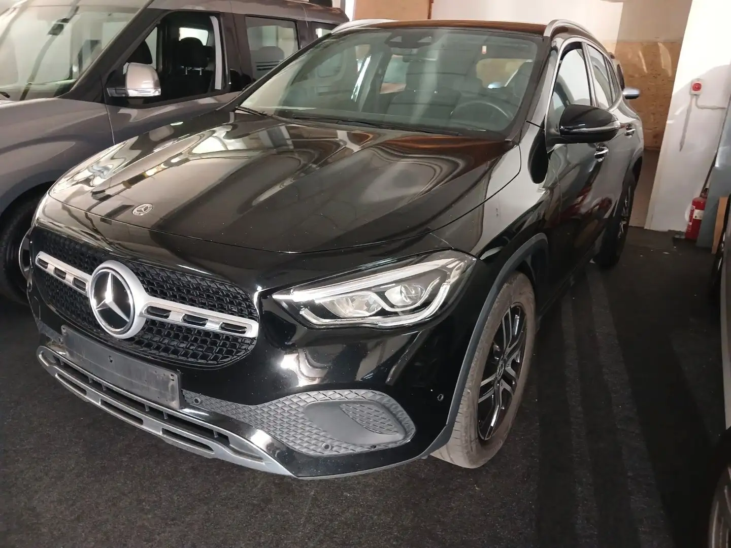 Mercedes-Benz GLA 200 d 4Matic 1.HAND NAVI LED ALLRAD TOP!! Černá - 1