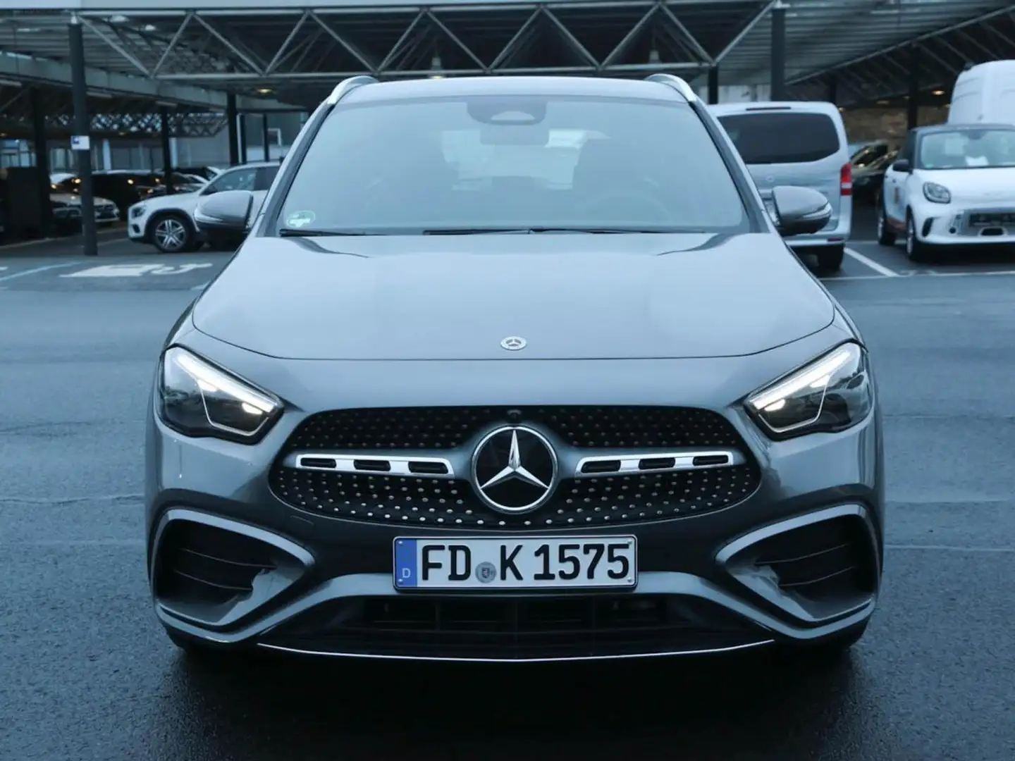 Mercedes-Benz GLA 180 Off-Roader AMG MBUX Navi Distronic AHK EasyPack 36 Gris - 2