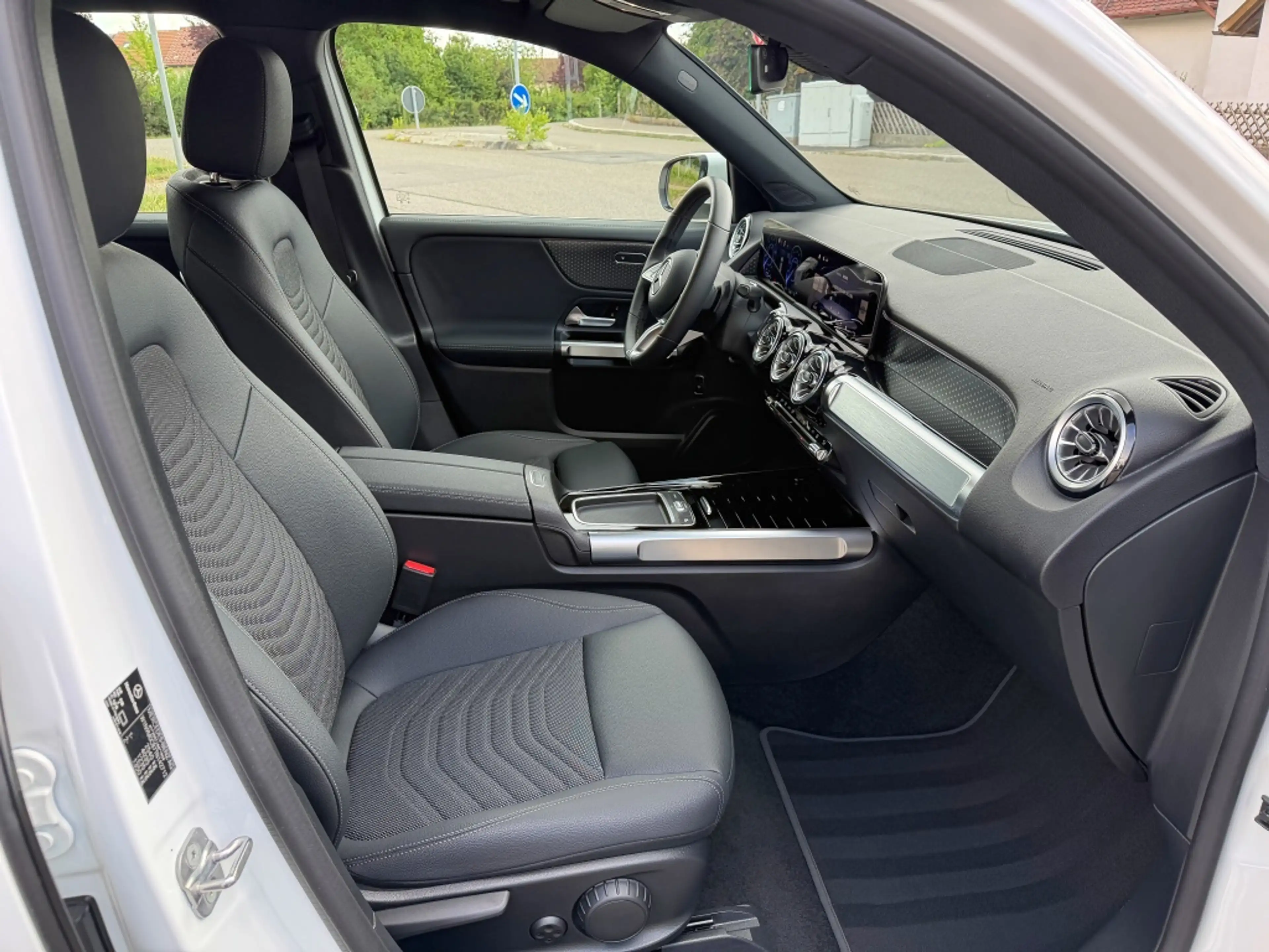 Mercedes-Benz EQB 250 + Progressive ACC AUT Fernlichtass. Kam. — photo 5