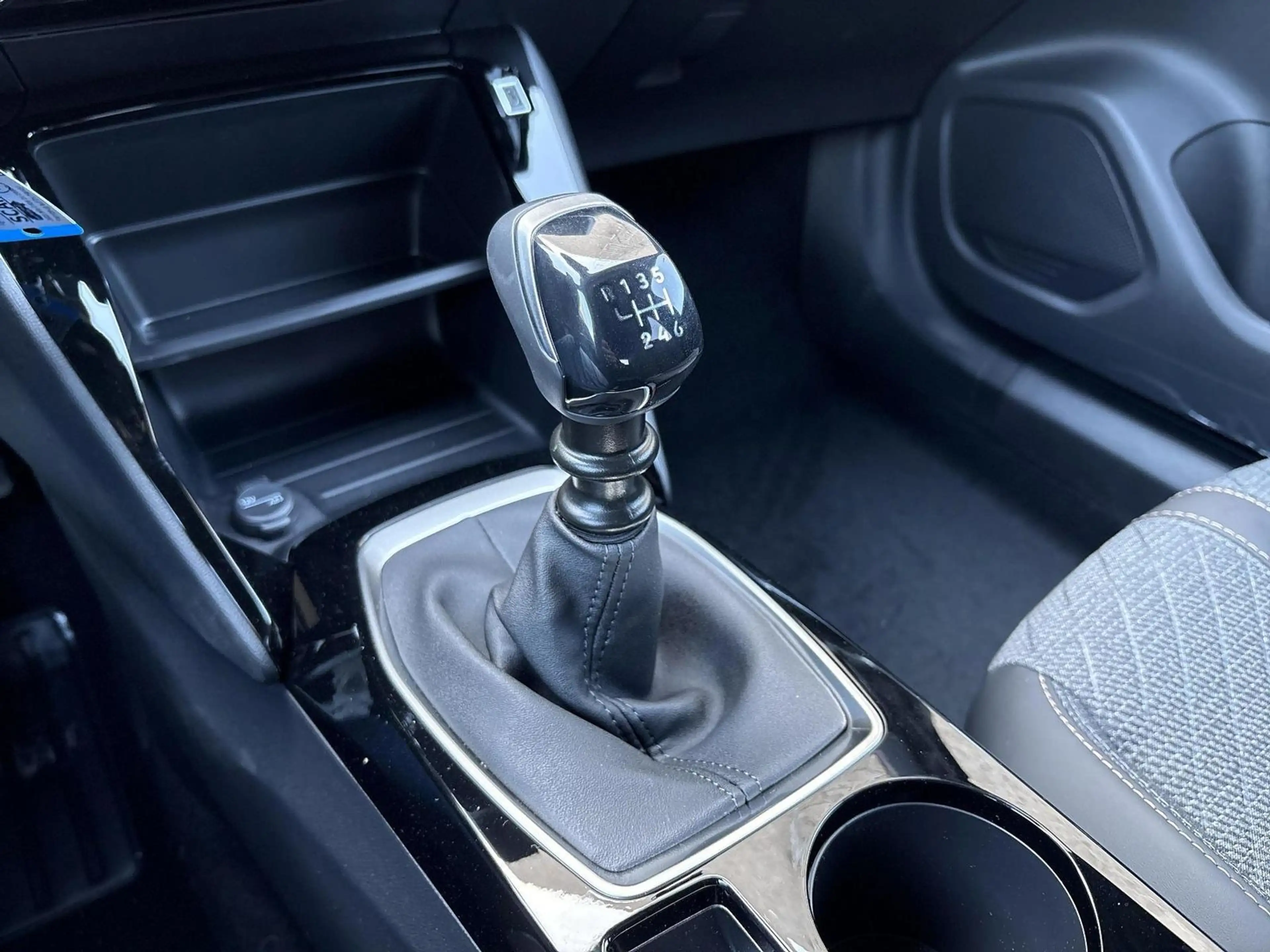 Peugeot 2008 Allure Turbo 100 — photo 11