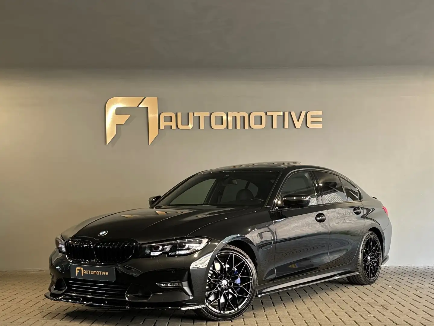 BMW 330 3-serie 330e High Executive M Sport Pano|Maxton|Sf Zwart - 1