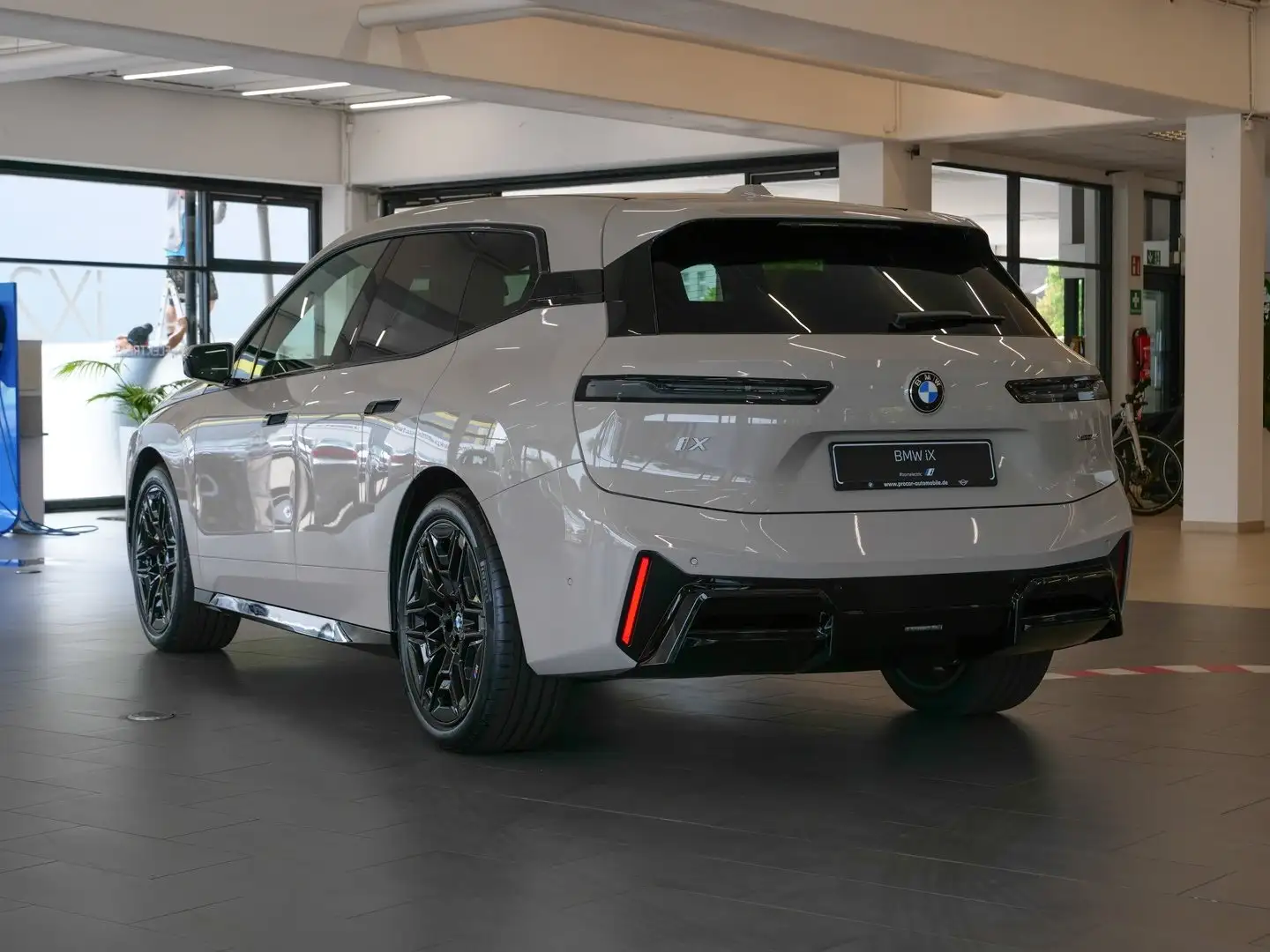 BMW iX xDrive45 M-Sportpaket * Aktive Sitzbelüftung vorn Grau - 2