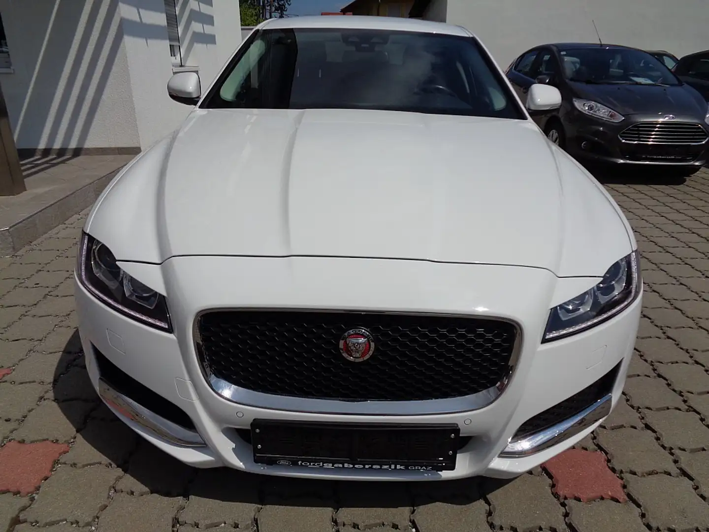 Jaguar XF 20d Prestige Aut. Weiß - 2