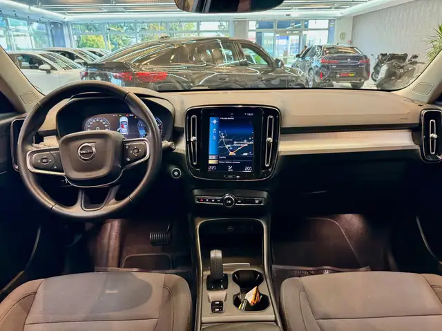 Volvo XC40 view 11