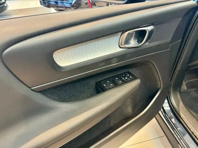 Volvo XC40 view 8