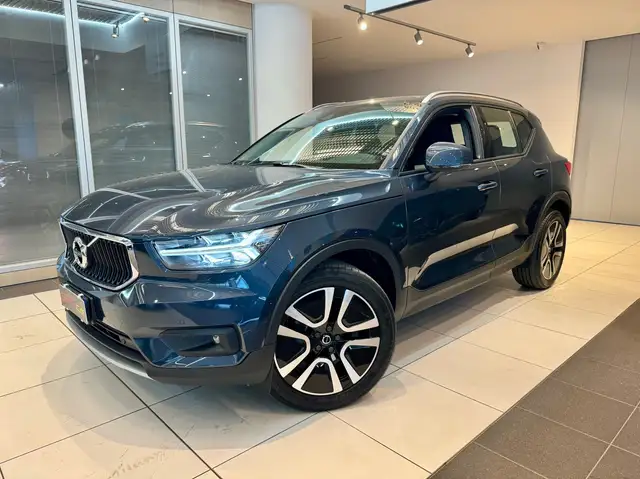 Volvo XC40 view 3