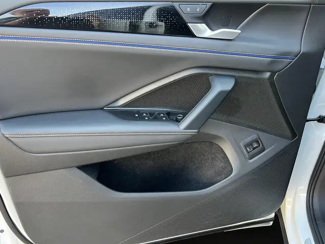 Volkswagen Tiguan view 3