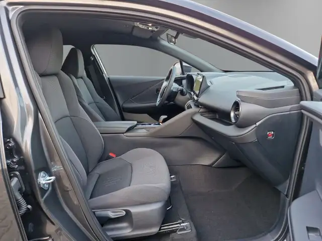 Toyota C-HR view 12