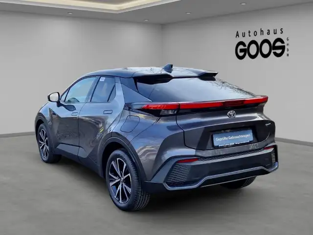 Toyota C-HR view 3
