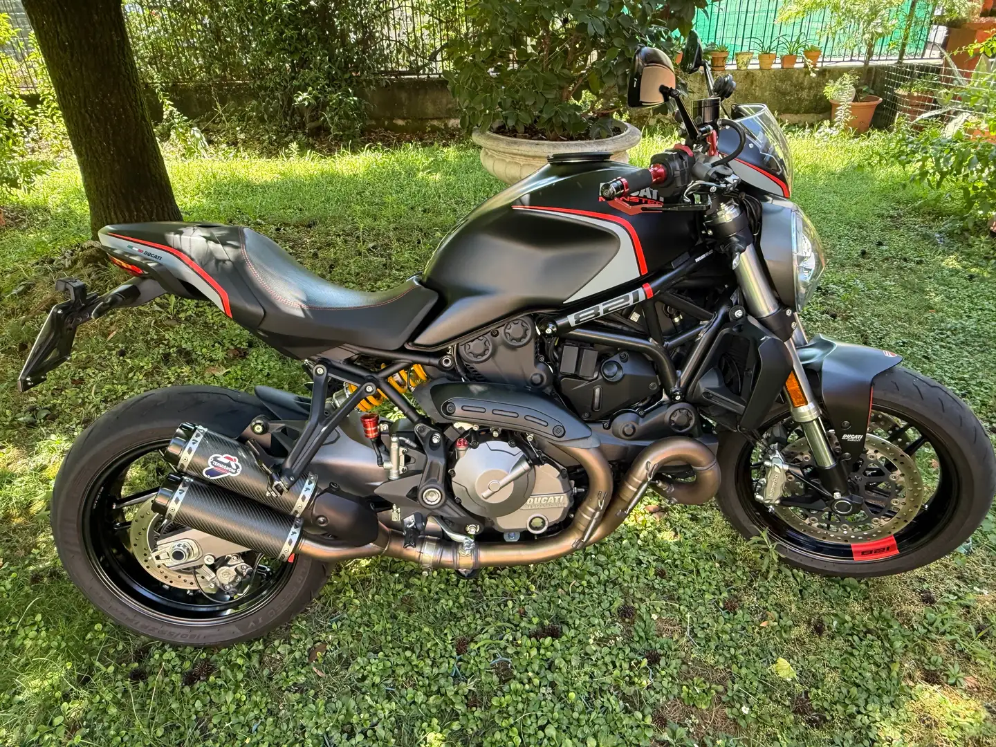 Ducati Monster 821 Dark stealth Noir - 1
