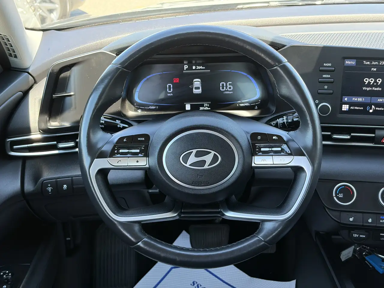 Hyundai ELANTRA photo Hyundai ELANTRA