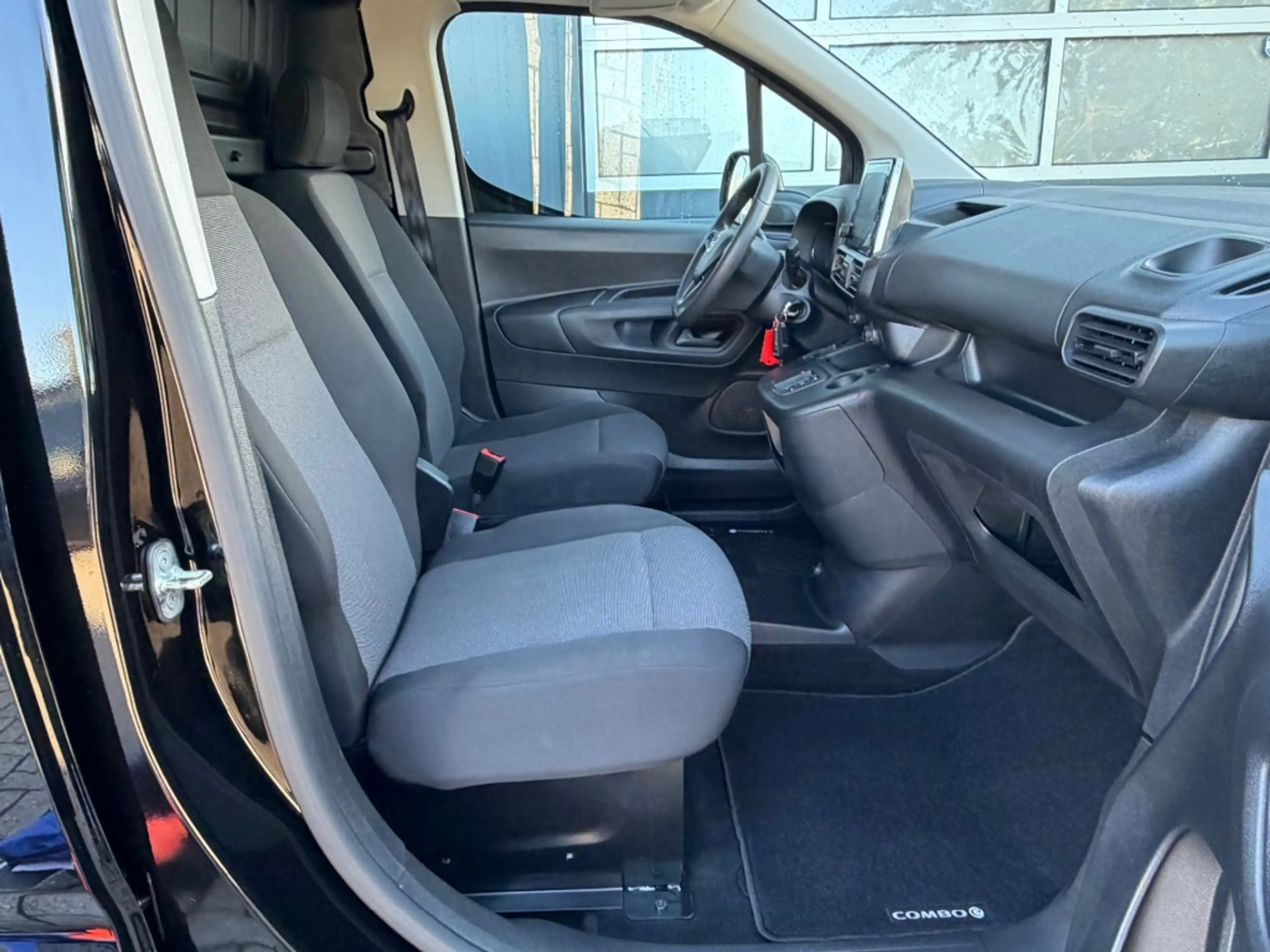 Opel Combo-e 136PK Electric 50kWh Snelladen 275km WLTP / Multim — photo 3