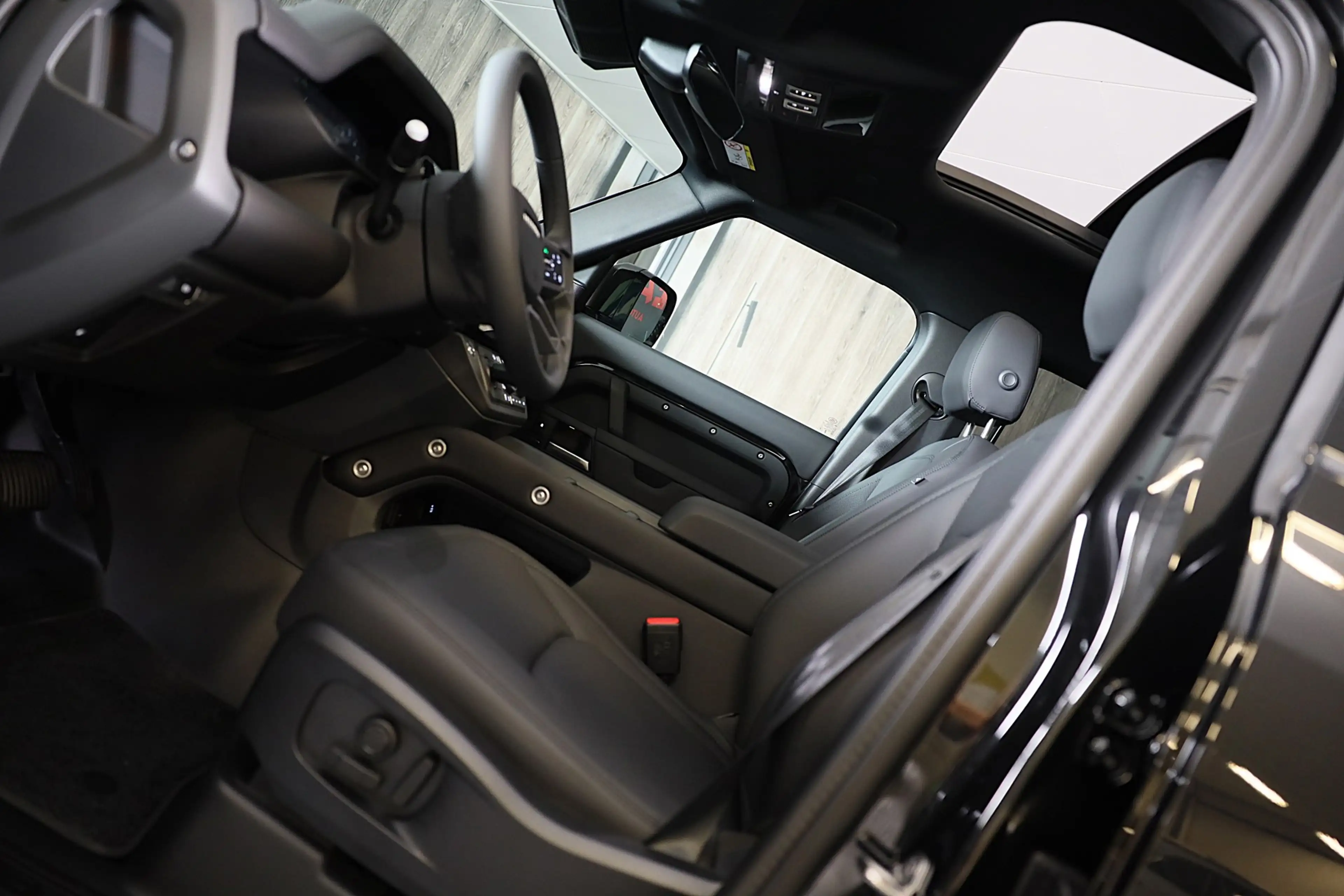 Land Rover Defender 110 2.0 P300e 110 X-Dynamic FACELIFT SE / MERIDIAN — photo 4