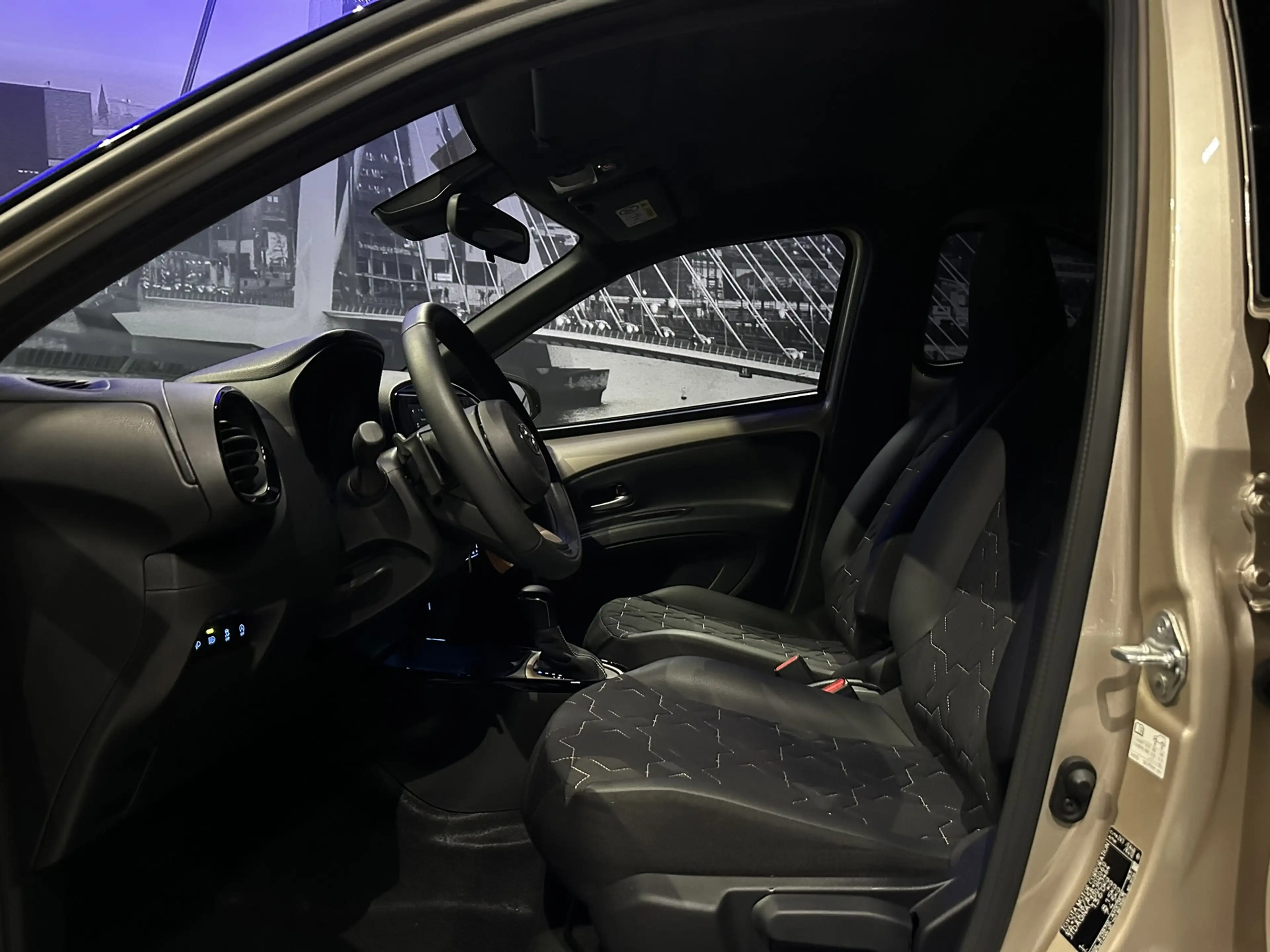Toyota Aygo X 1.0 VVT-i S-CVT Envy *PDC*Camera*Clima* — photo 16