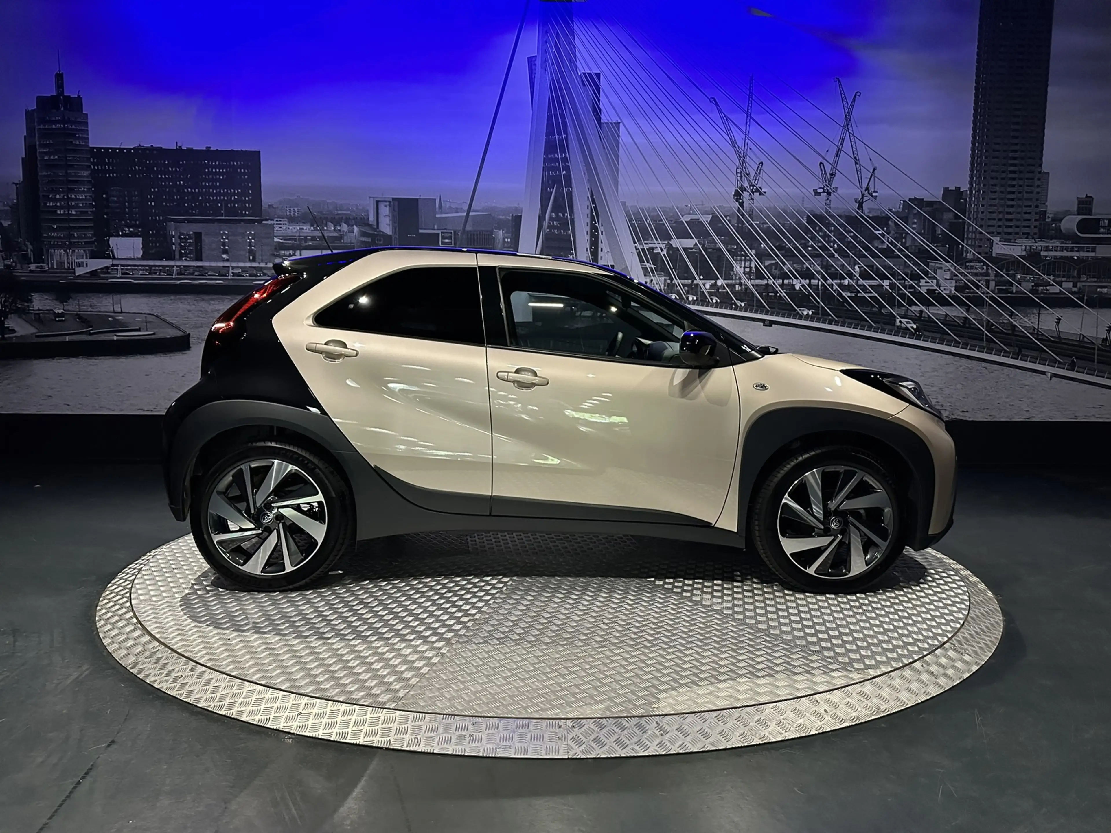 Toyota Aygo X 1.0 VVT-i S-CVT Envy *PDC*Camera*Clima* — photo 14