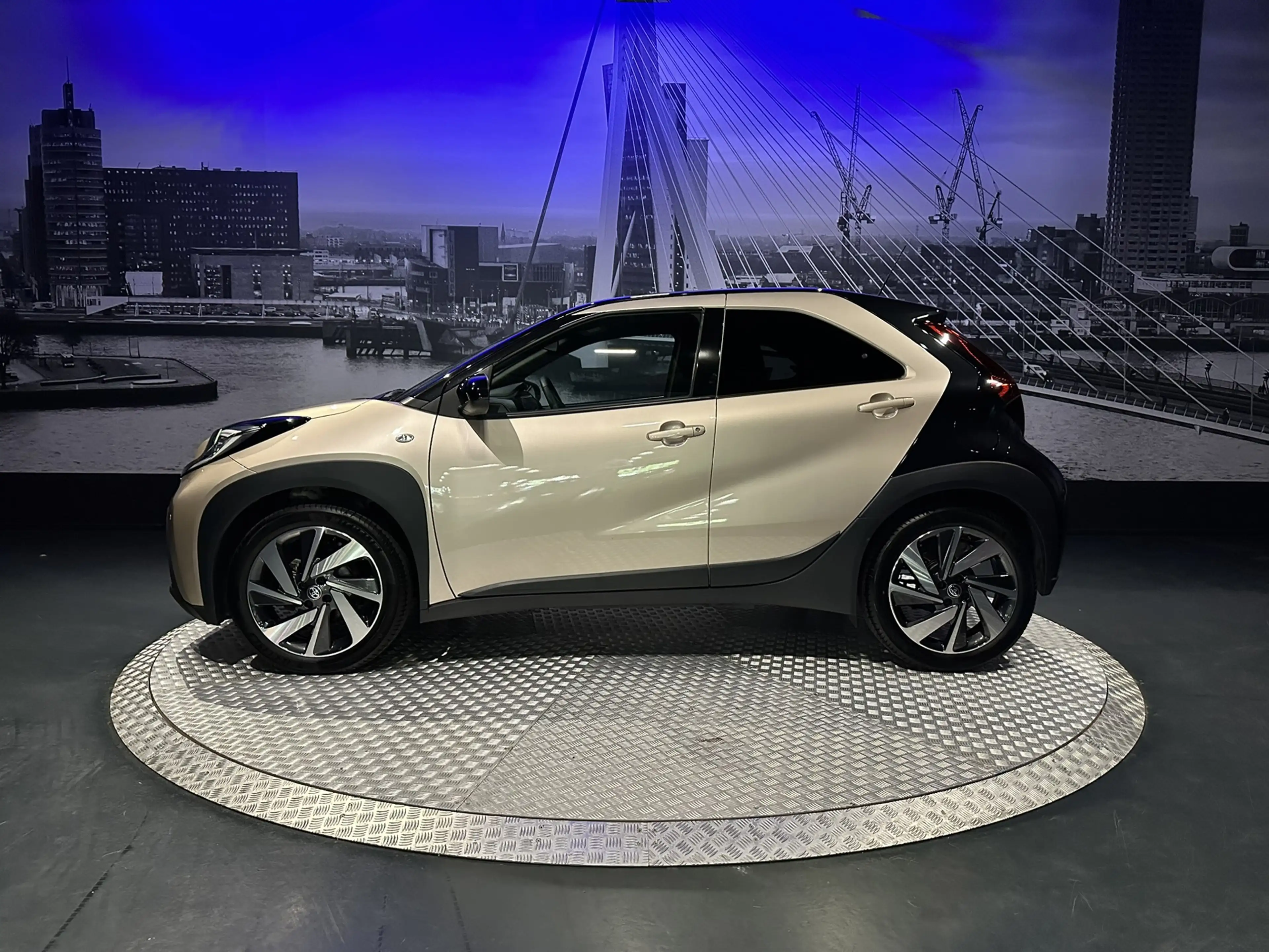 Toyota Aygo X 1.0 VVT-i S-CVT Envy *PDC*Camera*Clima* — photo 8