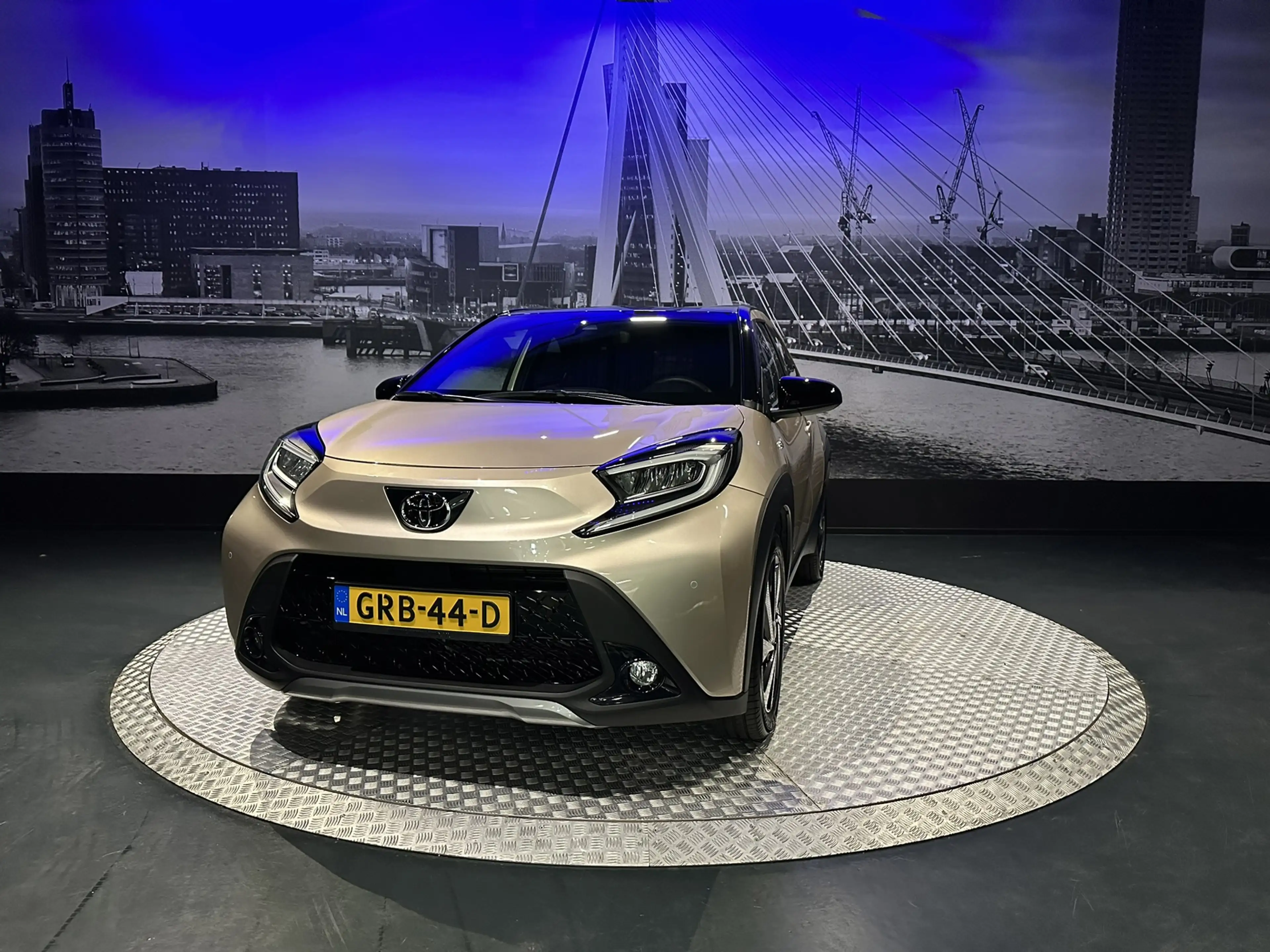 Toyota Aygo X 1.0 VVT-i S-CVT Envy *PDC*Camera*Clima* — photo 6