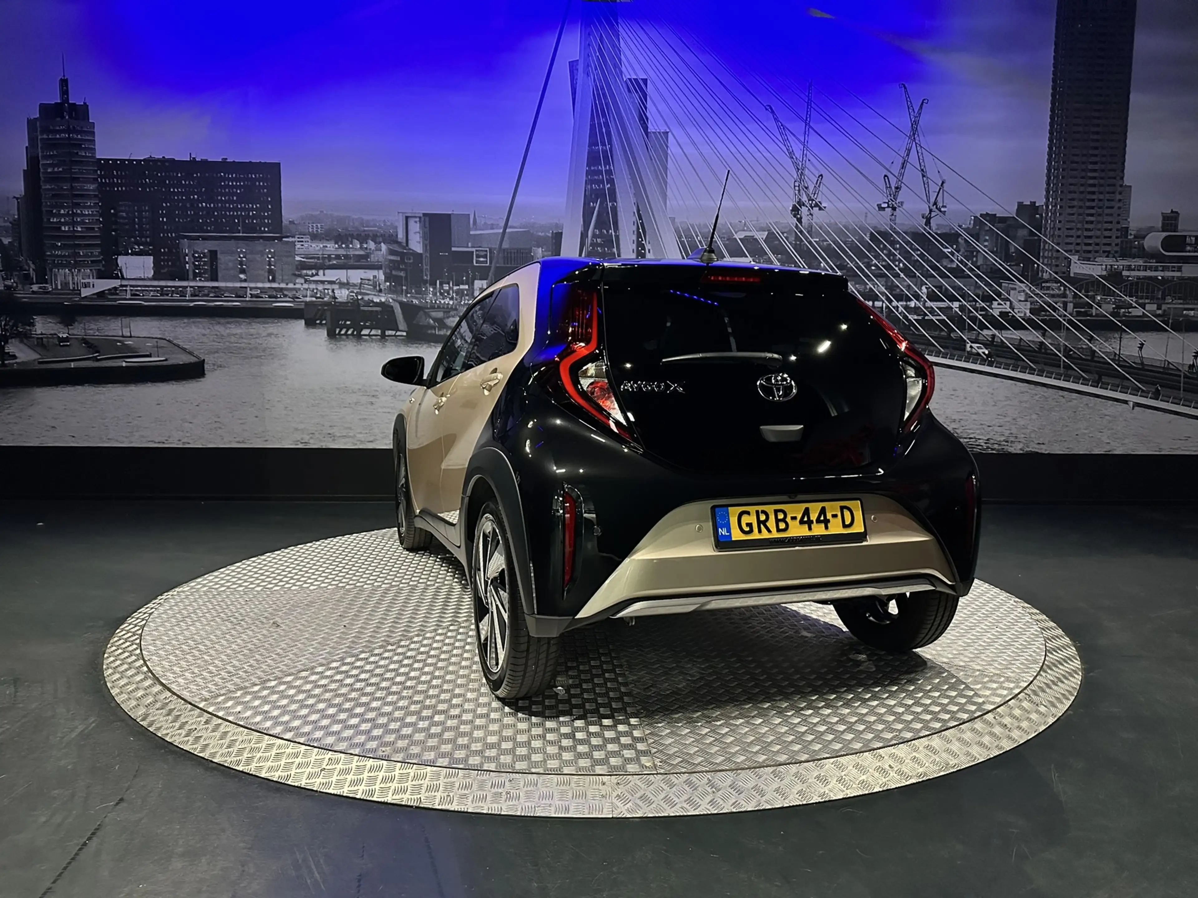 Toyota Aygo X 1.0 VVT-i S-CVT Envy *PDC*Camera*Clima* — photo 10