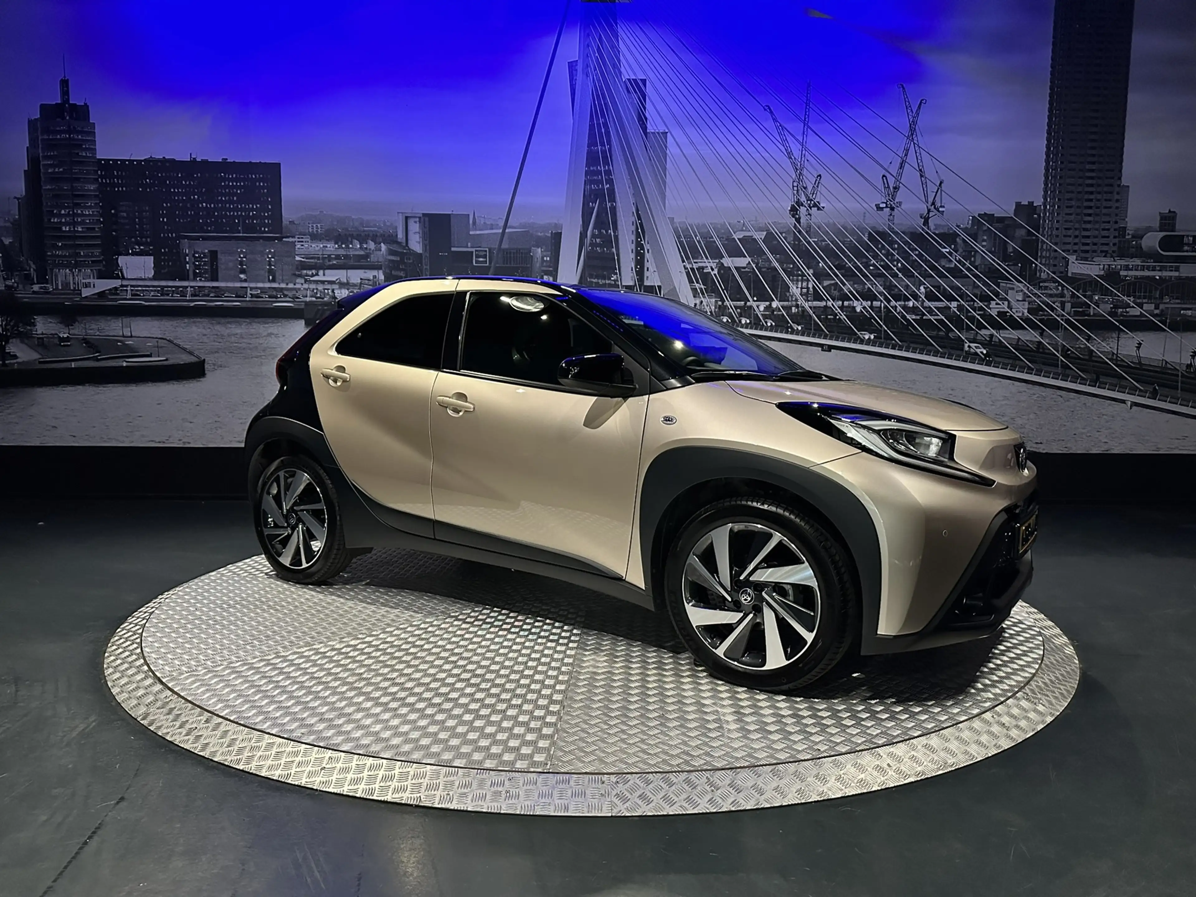 Toyota Aygo X 1.0 VVT-i S-CVT Envy *PDC*Camera*Clima* — photo 3