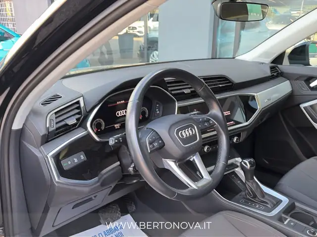 Audi Q3 view 12