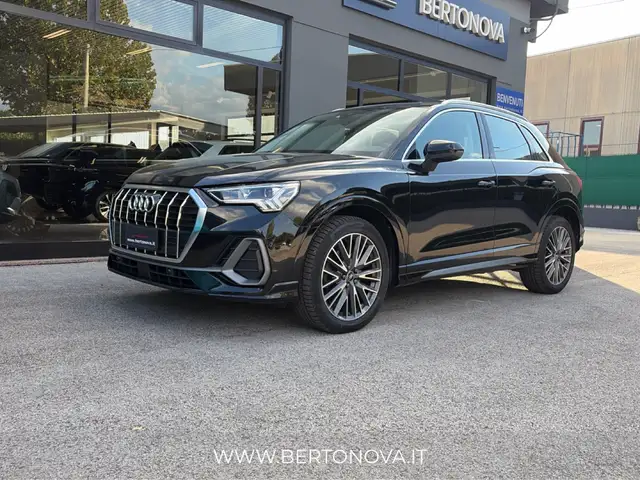 Audi Q3 view 8