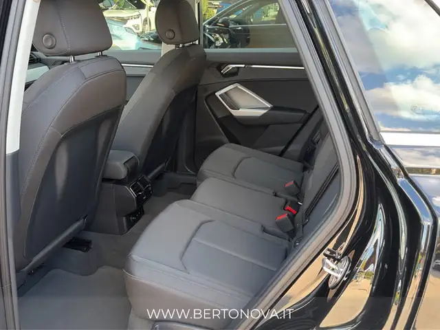 Audi Q3 view 11