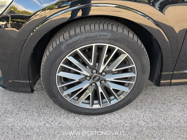 Audi Q3 view 9