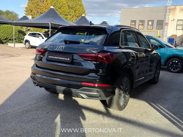Audi Q3 view 3