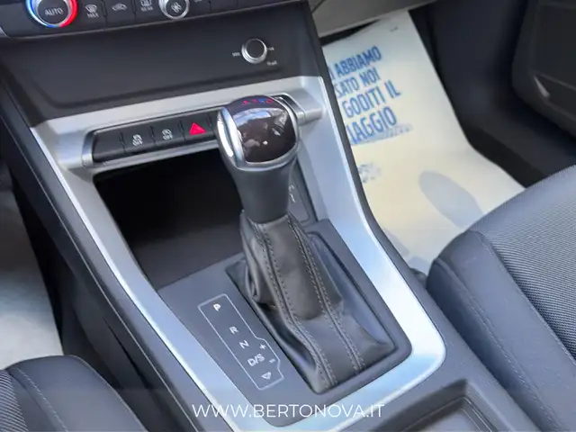 Audi Q3 view 13