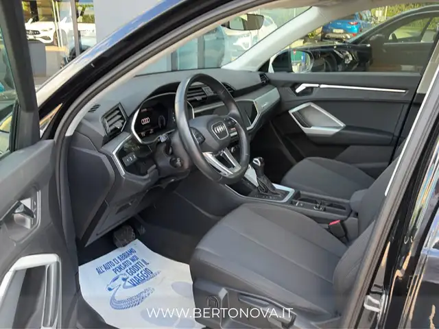Audi Q3 view 10