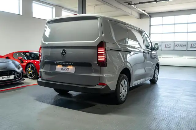 Volkswagen Transporter view 6