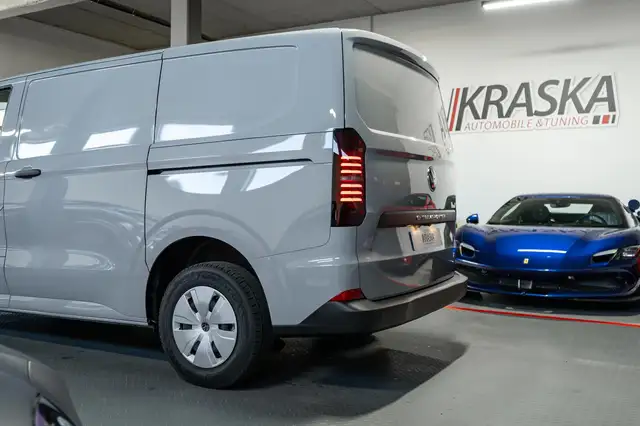 Volkswagen Transporter view 9