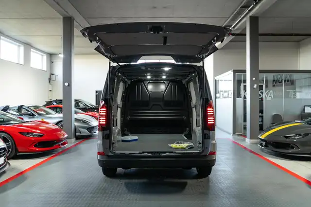 Volkswagen Transporter view 8