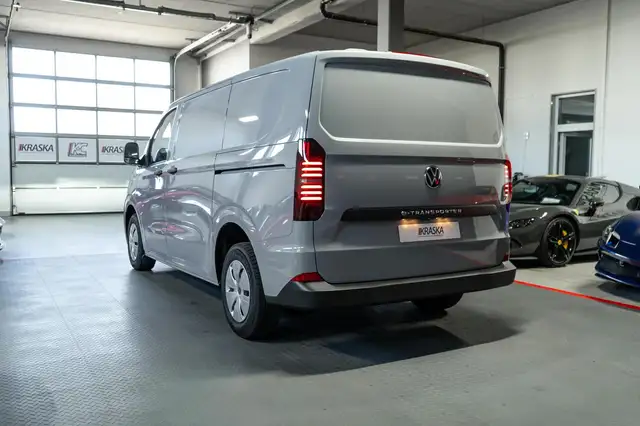 Volkswagen Transporter view 10